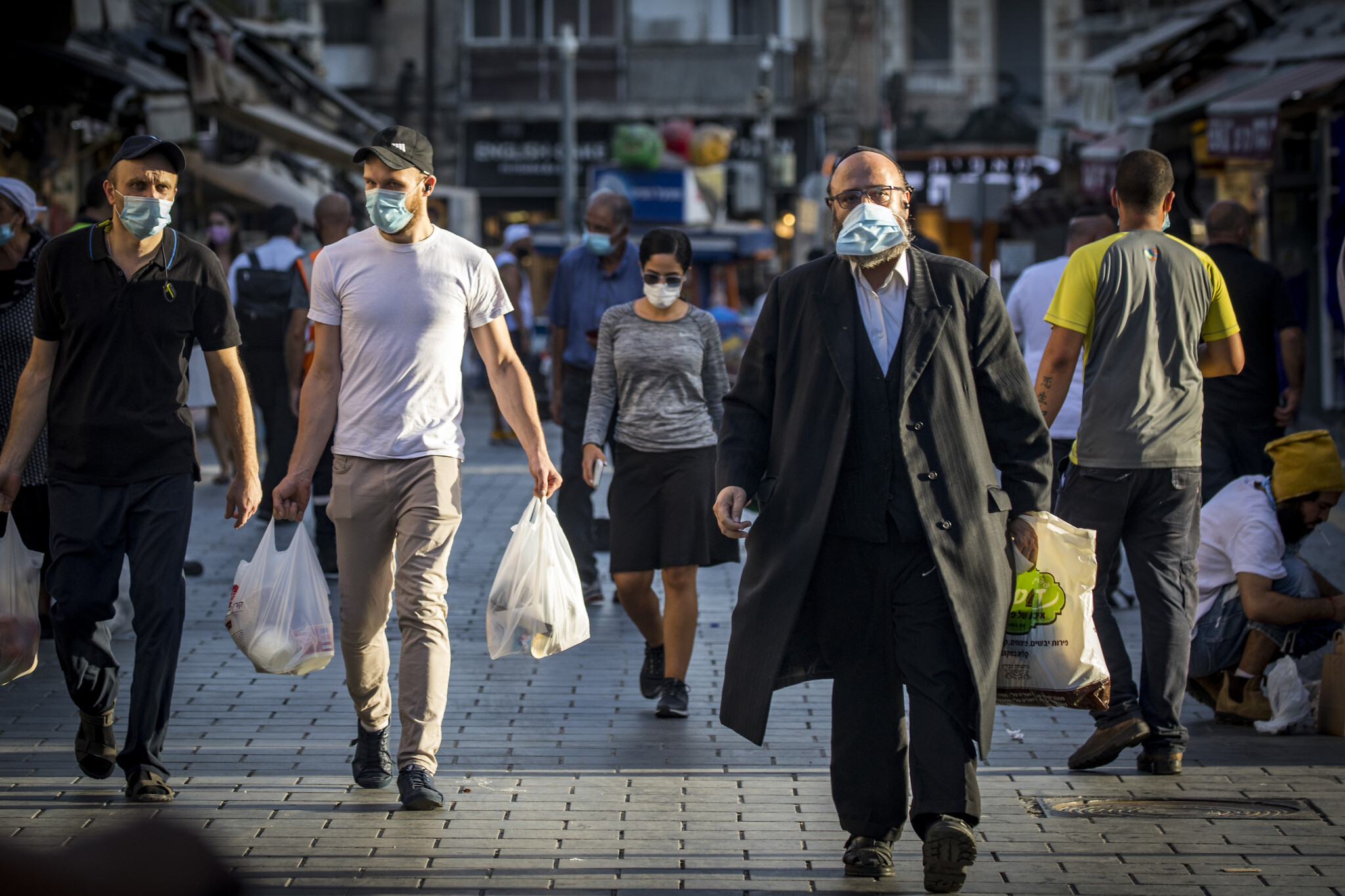 Des gens portent des masques au marché Mahane Yehuda à Jérusalem le 30 septembre 2020, lors d'un confinement national pour empêcher la propagation du COVID-19. (Olivier Fitoussi/Flash90)
