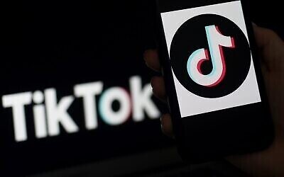 Le logo de l'application TikTok sur l'écran d'un iPhone, en avril 2020. (Crédit : Olivier Douliery/AFP)