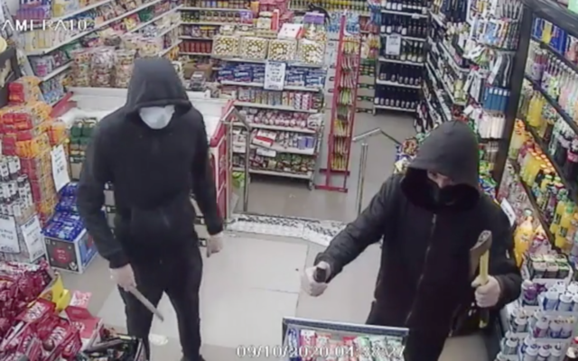 Un couple de suspects dévalise un supermarché à Holon le 9 octobre 2020. (Capture d'écran/Douzième chaîne)