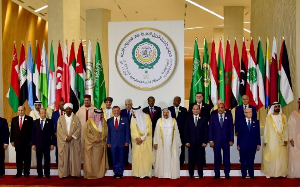 (1er rang à partir de la gauche)  le président irakien Fuad Masum, le président yéménite Abdrabuh Mansour Hadi Mansour, le président libanais Michel Aoun, le président soudanais Omar al-Bashir, le roi de Bahreïn Hamad bin Isa Al Khalifa, le roi  Abdullah II de Jordanie, le roi d'Arabie saoudite Salman bin Abdulaziz, l'émir du Koweït Jaber al-Ahmad al-Sabah, le président de l'Egypte President Abdel Fattah al-Sissi,le président de la Mauritanie   Mohamed Ould Abdel Aziz, le président de la Tunisie Beji Caid Essebsi, le président des Emirats arabes unis Sheikh Khalifa bin Zayed al-Nahayan, le prince héritier d'Arabie saoudite Mohammed bin Salman Al-Saud (Deuxième rang, de droite à gauche) Le secrétaire général de la Ligue arabe Ahmed Aboul Gheit, le président du sénat algérien Abdelkader Bensalah, le Premier ministre du gouvernement d'unité libyen Fayez al-Sarraj, le président de Djibouti Ismail Omar Guelleh, le président de Somalie  Mohamed Abdullahi Mohamed, le chef de l'Autorité palestinienne Mahmud Abbas,le vice-Premier ministre d'Oman  Fahd Bin Mahmud Al-Said, le prince Moulay Rachid du Maroc, le président des Comores Azali Assoumani et l'ambassadeur qatari à la Ligue arabe Saif Bin Muqaddam Al-Buainain pendant le 29è sommet de la Ligue arabe à Dhahran, à l'est de l'Arabie saoudite, le 15 avril 2018. (Crédit : AFP PHOTO / STR)