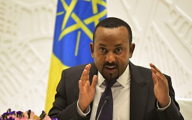 Sur cette photo prise le 1er août 2019, le Premier ministre éthiopien Abiy Ahmed donne une conférence de presse au bureau du Premier ministre dans la capitale, Addis-Abeba. (MICHAEL TEWELDE / AFP)