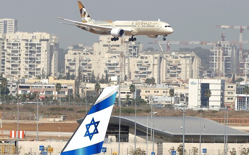 Un avion d'Etihad Airways qui transporte une délégation des Emirats arabes unis pour une visite officielle en Israël atterrit à l'aéroport Ben-Gurion, près de Tel Aviv, le 20 octobre 2020. (Crédit : JACK GUEZ / AFP)