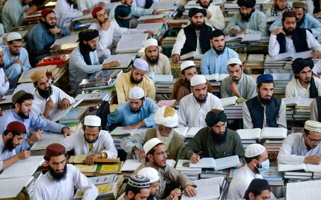 Des étudiants de la madrassa (école coranique) Darul Uloom Haqqania à Akora Khattak au Pakistan, le 19,ocotobre 2020. (Crédit : MAJEED / AFP)