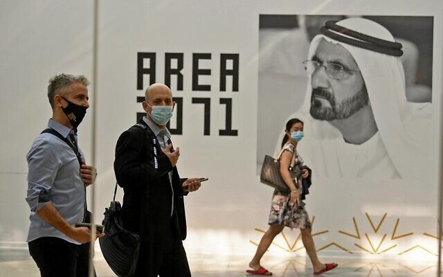 Les membres d'une délégation israélienne de high-tech passent devant une affiche du dirigeant de Dubaï, le cheikh Mohammed bin Rashid al-Maktoum, lors d'une réunion avec leurs homologues émiratis au siège des Accélérateurs d'avenir de Dubaï, le 27 octobre 2020. (Karim Sahib/AFP)
