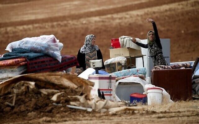 Des bédouines palestiniennes après la destruction de leur campement par l'armée israélienne, à l'est du village de Toubas, en Cisjordanie, le 3 novembre 2020. (Crédit : JAAFAR ASHTIYEH / AFP)