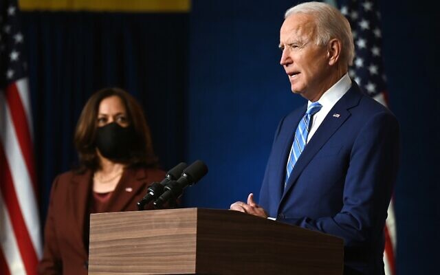 Le candidat démocrate Joe Biden avec la sénatrice de Californie Kamala Harris à Wilmington, Delaware, le 4 novembre 2020. (Crédit : JIM WATSON / AFP)