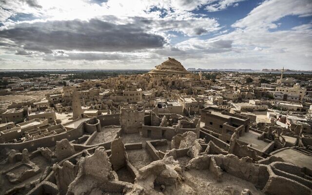 La forteresse de Shali récemment restaurée et ses environs, dans l'oasis de Siwa, dans le désert égyptien, à quelque 600 km au sud-ouest du Caire, le 6 novembre 2020. (Crédit : Khaled DESOUKI / AFP)