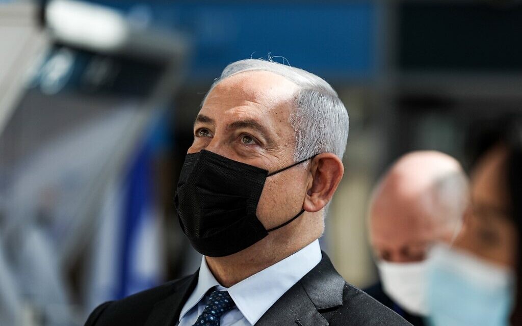 Benjamin Netanyahu, masqué, assiste à l'inauguration d'une station de dépistage de la COVID-19 à l'aéroport international Ben Gurion de Lod, le 9 novembre 2020. (Crédit : ATEF SAFADI / POOL / AFP)