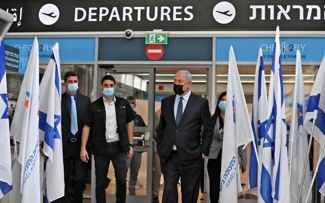 Benjamin Netanyahu, masqué, assiste à l'inauguration d'une station de dépistage de la COVID-19 à l'aéroport Ben Gurion International Airport de Lod, le 9 novembre 2020. (Crédit : ATEF SAFADI / POOL / AFP)