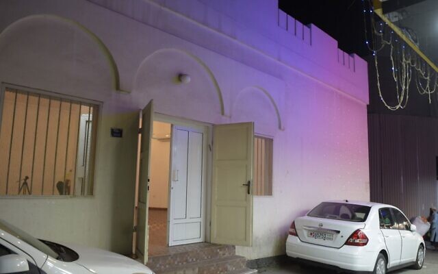 La façade de la seule synagogue du royaume de Bahreïn, dans la capitale Manama, à l'occasion de l'anniversaire de la Nuit de Cristal, la destruction en 1938 de magasins et de lieux de culte juifs par des groupes nazis en Allemagne, illuminée dans le cadre de la campagne mondiale "Let There Be Light" contre l'antisémitisme, le racisme, l'intolérance et la haine, le 9 novembre 2020. (Mazen Mahdi/AFP)