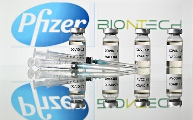Photo d'illustration : Des flacons de vaccins anti-COVID-19 et des seringues avec le logo de la firme pharmaceutique américaine  Pfizer et de son partenaire allemand BioNTech, le 17 novembre 2020. (Crédit : Justin Tallis/AFP)