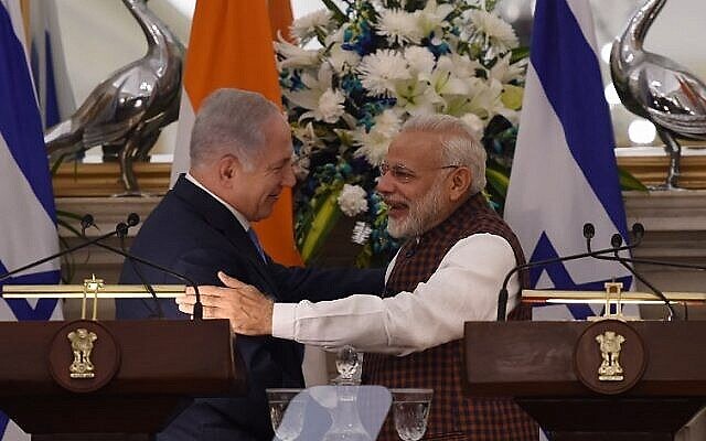 Illustration : le Premier ministre indien Narendra Modi embrasse le Premier ministre Benjamin Netanyahu lors d'une conférence de presse à Hyderabad House à New Delhi le 15 janvier 2018. (AFP PHOTO / MONEY SHARMA)