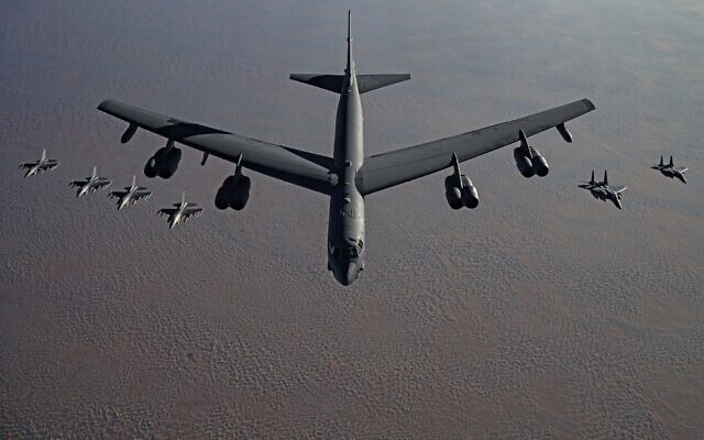 Un bombardier lourd B-52, flanqué d'avions de chasse, se dirige vers le Moyen-Orient dans le cadre d'une menace tacite contre l'Iran, le 21 novembre 2020. (US Air Force/Facebook)