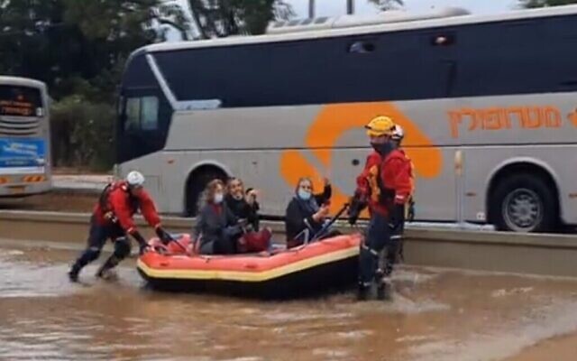 Trois femmes sauvées par des pompiers lors d'inondations à Herzliya, le 26 novembre 2020. (Capture écran/Mako)