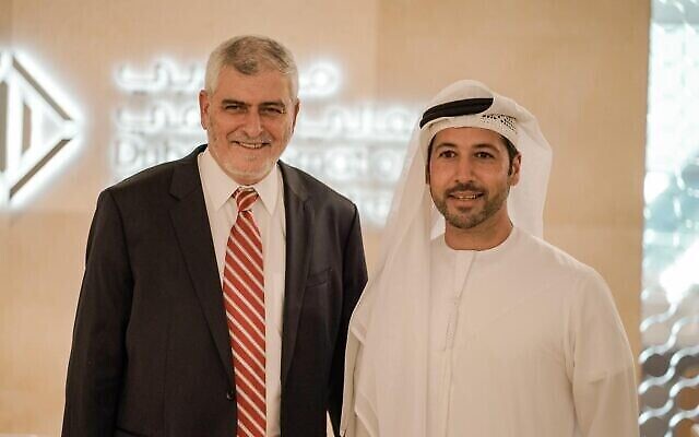 Le directeur de la banque Hapoalim, Dov Kotler, avec Arif Amiri, directeur du Centre financier international de Dubaï  (DIFC), le 20 septembre 2020 (Autorisation)