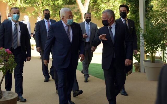 Le président de l'Autorité palestinienne Mahmoud Abbas rencontre le roi de Jordanie Abdallah II, le 29 novembre 2020. (Crédit : WAFA)