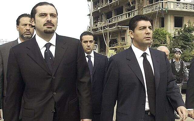 Bahaa Hariri, (à droite), et Saad Hariri, fils de l'ancien Premier ministre libanais Rafic Hariri, se rendent sur les lieux de l'assassinat de leur père par le Hezbollah à Beyrouth, au Liban, le 19 février 2005. (AP)