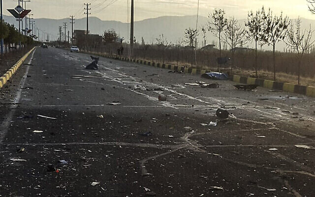 Cette photo de l'agence de presse semi-officielle Fars montre les lieux de l'assassinat de Mohsen Fakhrizadeh à Asbard, une petite ville de l'est de la capitale de Téhéran, le 27 novembre 2020. (Crédit : Agence de presse Fars via AP)