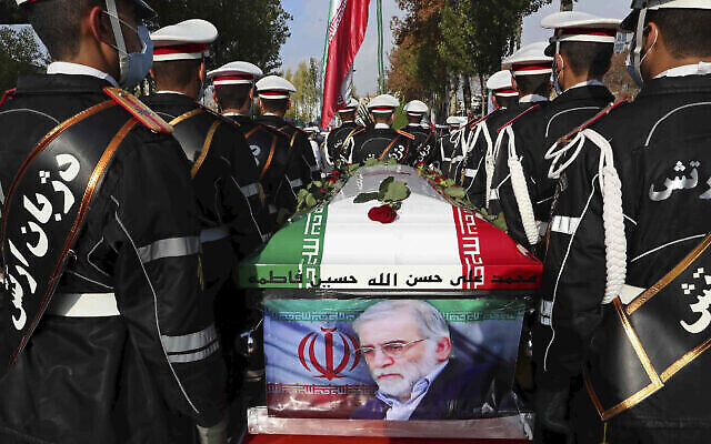 Des militaires se tiennent près du cercueil recouvert du drapeau iranien de Mohsen Fakhrizadeh, un scientifique nucléaire qui a été tué vendredi, lors d'une cérémonie funéraire à Téhéran, en Iran, le 30 novembre 2020. (Ministère de la Défense iranien via AP)