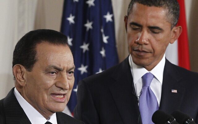 Le président Barack Obama écoute un discours du président égyptien Hosni Mubarak dans l'East Room à la Maison Blanche, le 1er septembre 2010. (Crédit : AP Photo/Charles Dharapak)