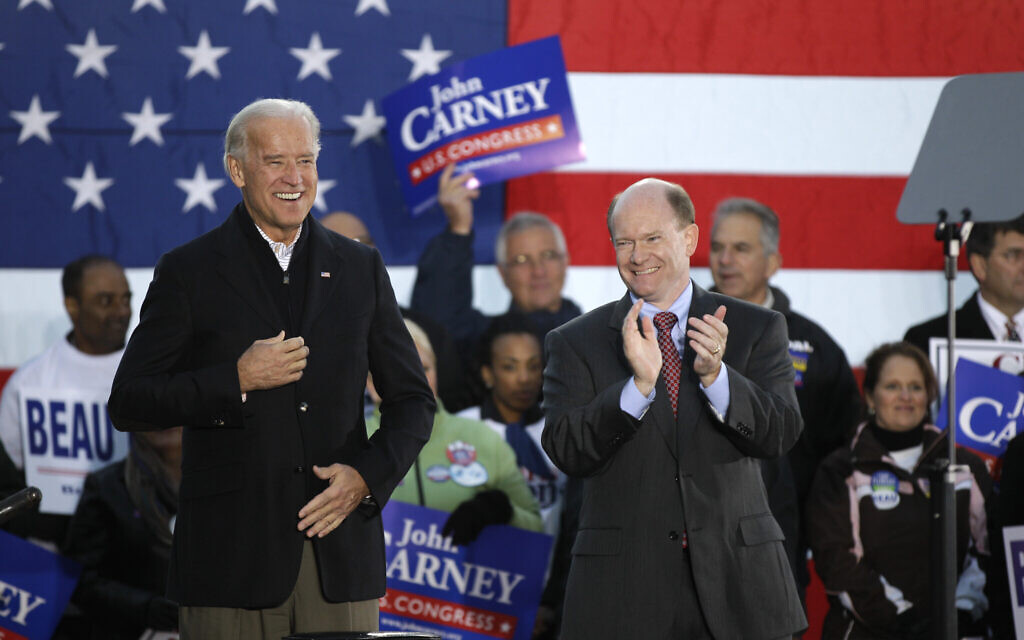 Le vice-président Joe Biden, (à gauche), et le candidat démocrate du Delaware au Sénat américain, Chris Coons, (à droite), applaudissent lors d'un rassemblement pour le ticket du Parti démocrate du Delaware, le 1er novembre 2010, à Wilmington, Del. (AP/Rob Carr)