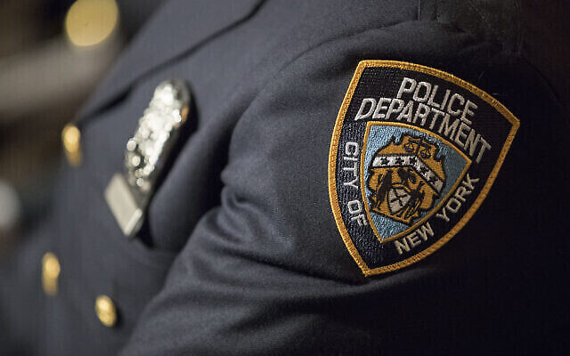 Illustration : l'insigne de la police sur l'uniforme d'un badge d'une nouvelle recrue de la police de New York, le 29 juin 2017. (Crédit : AP Photo/Mary Altaffer)