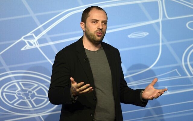 Le co-fondateur et PDG de WhatsApp, Jan Koum, s'exprimant lors d'une conférence au Mobile World Congress à Barcelone, en Espagne, le 24 février 2014. (Credit : AP Photo/Manu Fernandez)