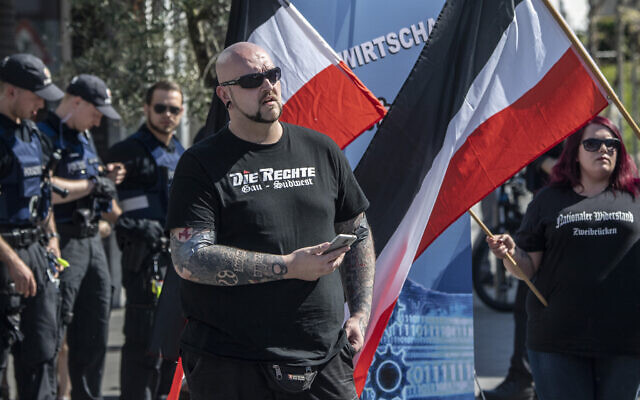 Illustration -Un homme participe à une manifestation du parti d'extrême droite allemand "Die Rechte" à Ingelheim, en Allemagne, le 20 avril 2019. (Crédit ; Boris Roessler/dpa via AP)