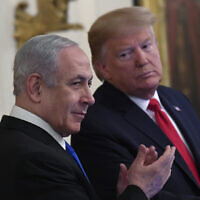 Le président américain Donald Trump, (à droite), regarde le Premier ministre Benjamin Netanyahu (à gauche) lors d'un événement dans la salle Est de la Maison Blanche à Washington, le 28 janvier 2020, au cours duquel Trump a dévoilé sa vision "de la paix à la prospérité" dans le cadre d'un accord israélo-palestinien. (AP/Susan Walsh)