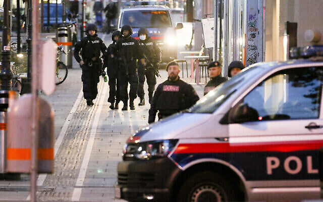 Un policier patrouille devant l'entrée d'un parking après une fusillade à Vienne, en Autriche, le 3 novembre 2020. (Crédit : AP Photo/Ronald Zak)