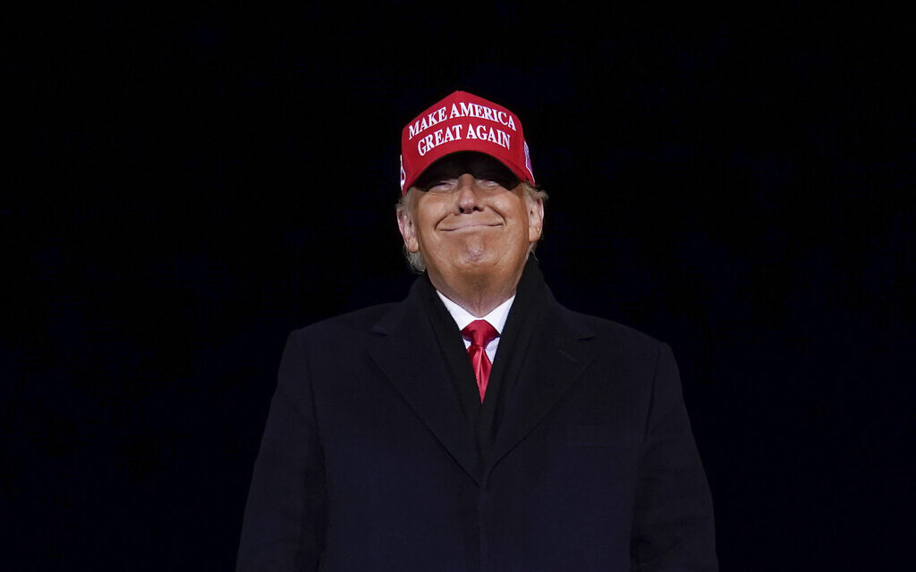 Le président Donald Trump sourit à ses partisans lors d'un rassemblement de campagne à l'aéroport international Gerald R. Ford, à Grand Rapids, dans le Michigan, le 3 novembre 2020. (Crédit :  AP Photo/Evan Vucci)