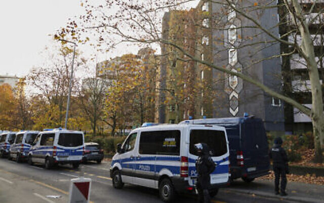Des agents de police montent la garde devant une résidence d'appartements à Berlin, en Allemagne, le 17 novembre 2020. (Crédit : Annette Riedl/dpa via AP)