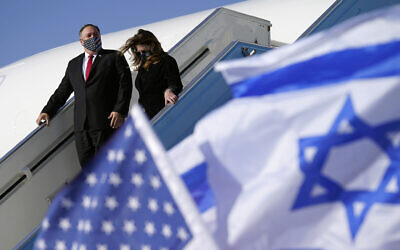 Le secrétaire d'État américain Mike Pompeo et sa femme Susan descendent de leur avion à l'aéroport Ben Gurion de Tel Aviv, le 18 novembre 2020. (AP Photo/Patrick Semansky, Pool)