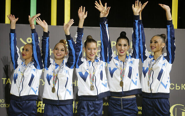 L'équipe israélienne de gymnastique rythmique sur la première marche du podium des 36e championnats d'Europe à Kiev, Ukraine, le 27 novembre 2020 (Crédit : AP Photo/Efrem Lukatsky)