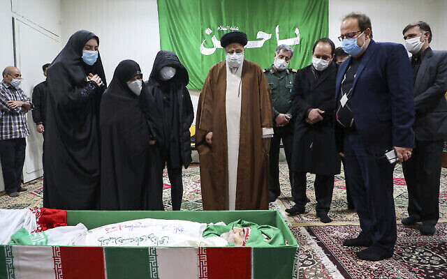 L'Ayatollah Ebrahim Raisi , responsable du système judiciaire iranien, rend hommage au scientifique assassiné Mohsen Fakhrizadeh en compagnie de sa famille à Téhéran, en Iran, le 28 novembre 2020. (Crédit : Agence de presse Mizan via AP)