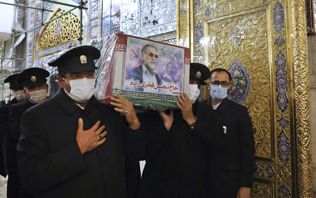 Sur cette photo publiée par le ministère de la Défense iranien et prise le samedi 28 novembre 2020, les gardiens du sanctuaire de l'Imam Reza portent le cercueil drapé du drapeau de Mohsen Fakhrizadeh, un scientifique iranien lié au programme nucléaire militaire du pays, qui a été tué vendredi, lors d'une cérémonie funéraire dans la ville de Mashhad, au nord-est de l'Iran. (Ministère de la Défense iranien via AP)