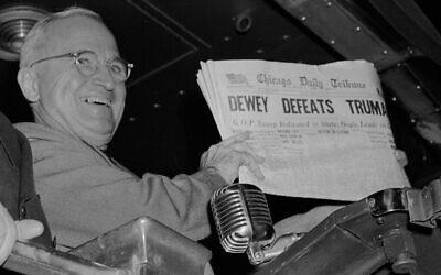 Harry S. Truman présente une édition du "Chicago Daily Tribune" le jour des élections, qui, sur la base des premiers résultats, a annoncé par erreur que "Dewey bat Truman", le 4 novembre 1948. (AP Photo/Byron Rollins)