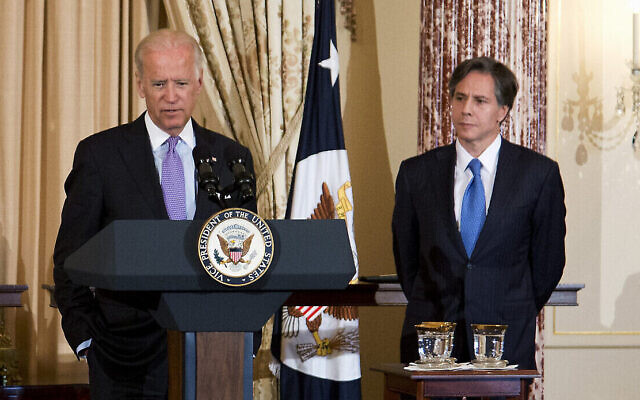 Le vice-président Joe Biden (à gauche) et l'adjoint au secrétaire d'État Tony Blinken, le 30 juin  2015, au département d'État à Washington. (Crédit : AP Photo/Manuel Balce Ceneta)  