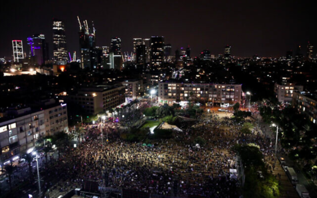 Des milliers d'Israéliens se rassemblent sur la place Rabin à Tel Aviv pour une cérémonie commémorative marquant le 25e anniversaire de l'assassinat du Premier ministre Yitzhak Rabin, le 7 novembre 2020 (Crédit : Miriam Alster / Flash90)