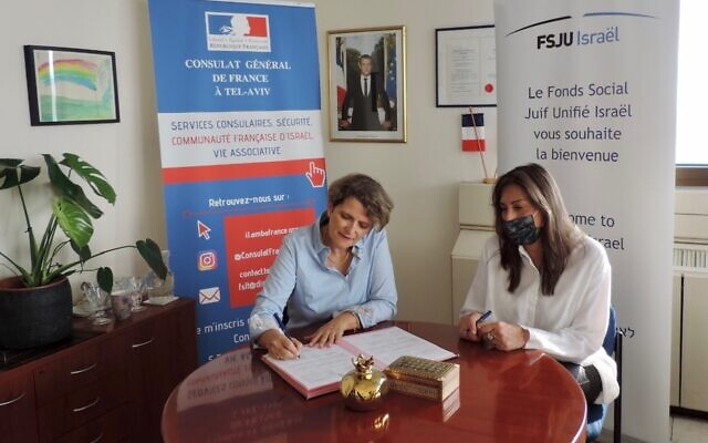La Consule Générale Florence Mayol-Dupont et Myriam Fedida, directrice du FSJU Israël, lors de la signature en novembre 2020 d'une augmentation de la subvention du Consulat général de France à Tel Aviv en faveur du FSJU Israël. (Crédit : Ambassade de France en Israël/Marie Tausig)