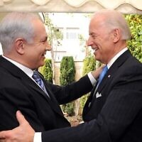 Le Premier ministre Benjamin Netanyahu, à gauche, rencontre le vice-président des États-Unis Joe Biden à Jérusalem, en 2010. (Crédit: Avi Ohayun/GPO)