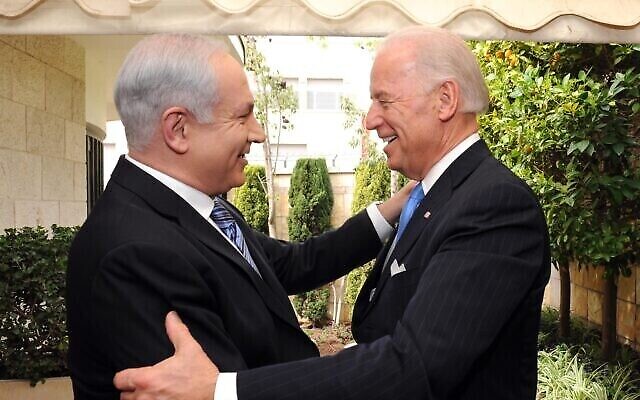 Le Premier ministre Benjamin Netanyahu, à gauche, rencontrant le vice-président des États-Unis Joe Biden, à Jérusalem, en 2010. (Crédit : Avi Ohayun/GPO)