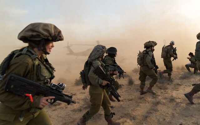 Les soldats du bataillon mixte Caracal pendant un exercice de préparation à un assaut de l'Etat islamique dans le sud d'Israël, fin mars 2017. (Crédit : unité des porte-paroles de l'armée israélienne)