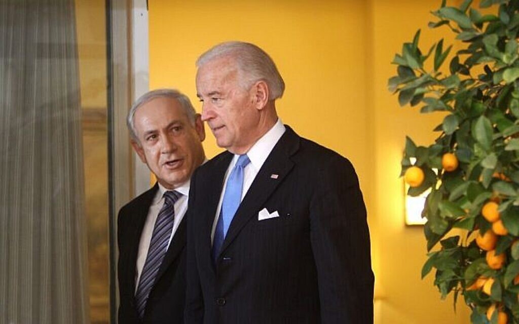 Benjamin Netanyahu, à gauche, et le vice-président américain de l'époque Joe Biden, à Jérusalem, le 9 mars 2010. (Crédit : Emil Salman/Pool/Flash90)