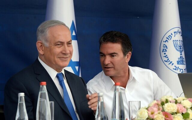 Le Premier ministre Benjamin Netanyahu (à gauche) et le chef du Mossad Yossi Cohen lors d'un toast pour le Nouvel An juif, le 2 octobre 2017. (Crédit : Haim Zach/GPO)