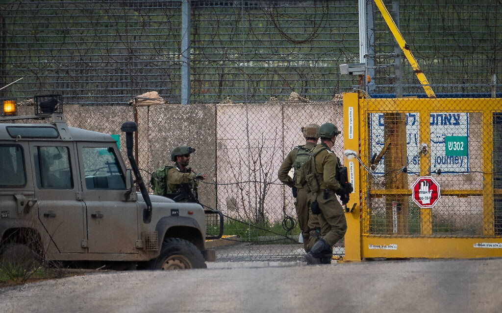 Des soldats israéliens montent la garde du côté israélien du passage de Quneitra, à la frontière israélo-syrienne, sur le plateau du Golan, le 23 mars 2019. (Basel Awidat/Flash90)