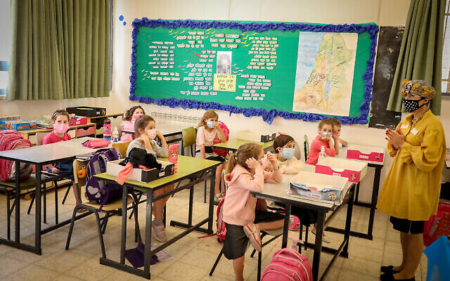 Des élèves de l'école Orot Etzion au sein de l'implantation d'Efrat en Cisjordanie, le 1er novembre 2020. (Crédit : Gershon Elinson/Flash90)