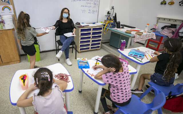 Des enfants portent des masques dans une salle de classe de l'école Kramim à Jérusalem lors de leur premier jour de rentrée des classes après le confinement national, le 1er novembre 2020. (Crédit : Olivier Fitoussi/Flash90)