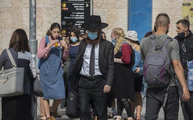 Des habitants de Jérusalem, portant le masque, à la gare routière du centre de la ville sainte, le 1er novembre 2020. (Crédit : Olivier Fitoussi/Flash90)
