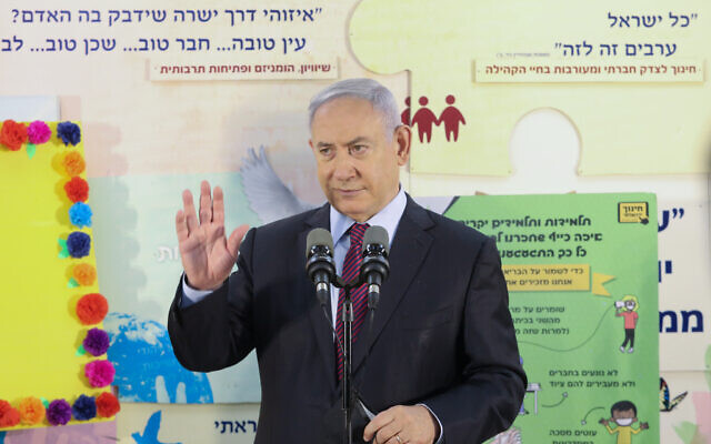 Le Premier ministre Benjamin Netanyahu en visite à l'école élémentaire Tali Bayit Vegan à Jérusalem, le 5 septembre 2020. (Marc Israel Sellem/POOL/Flash90)